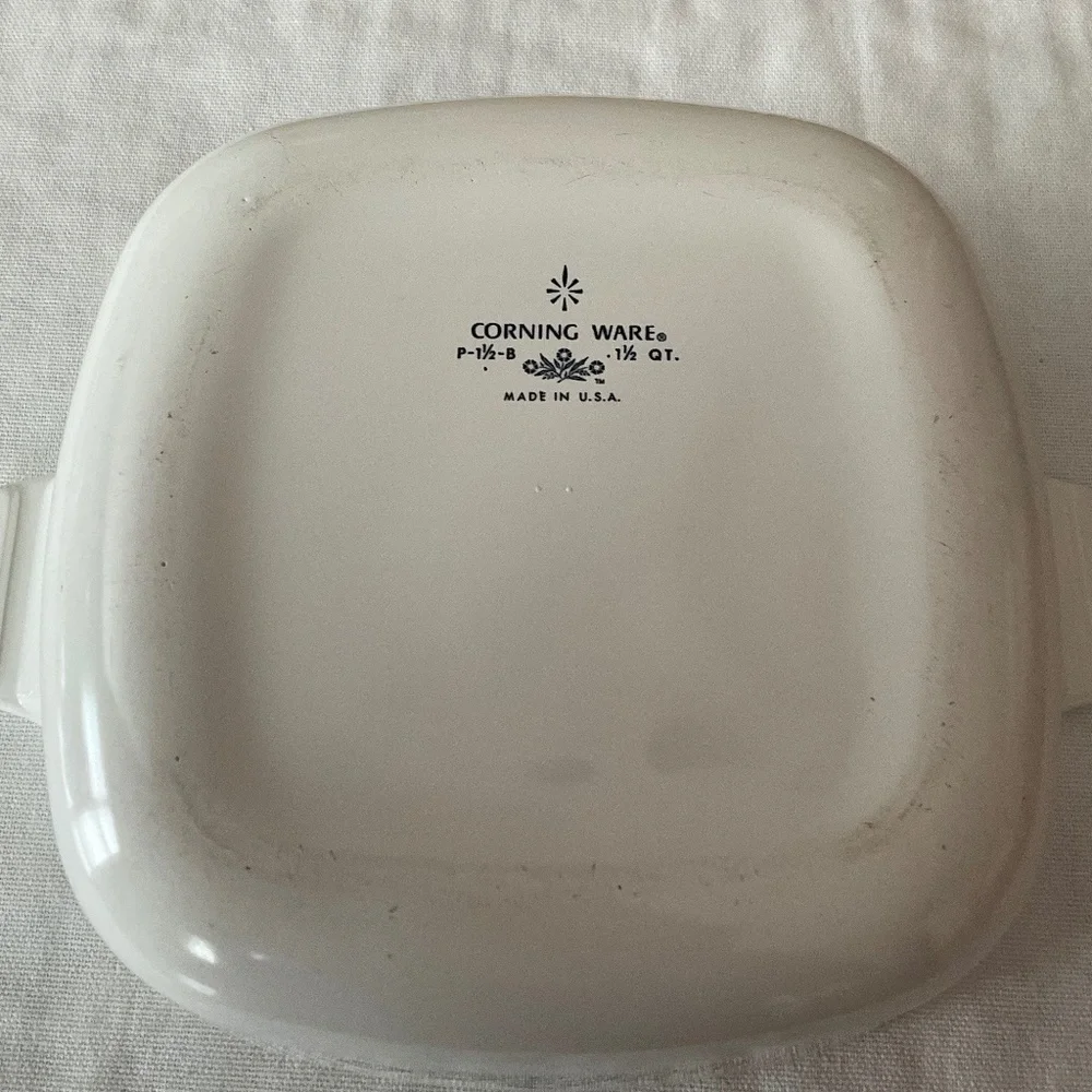 Cornflower Corning. 1 1/2 Qt. With lid. Rare find. No chips, cracks or stains - Picture 3 of 5